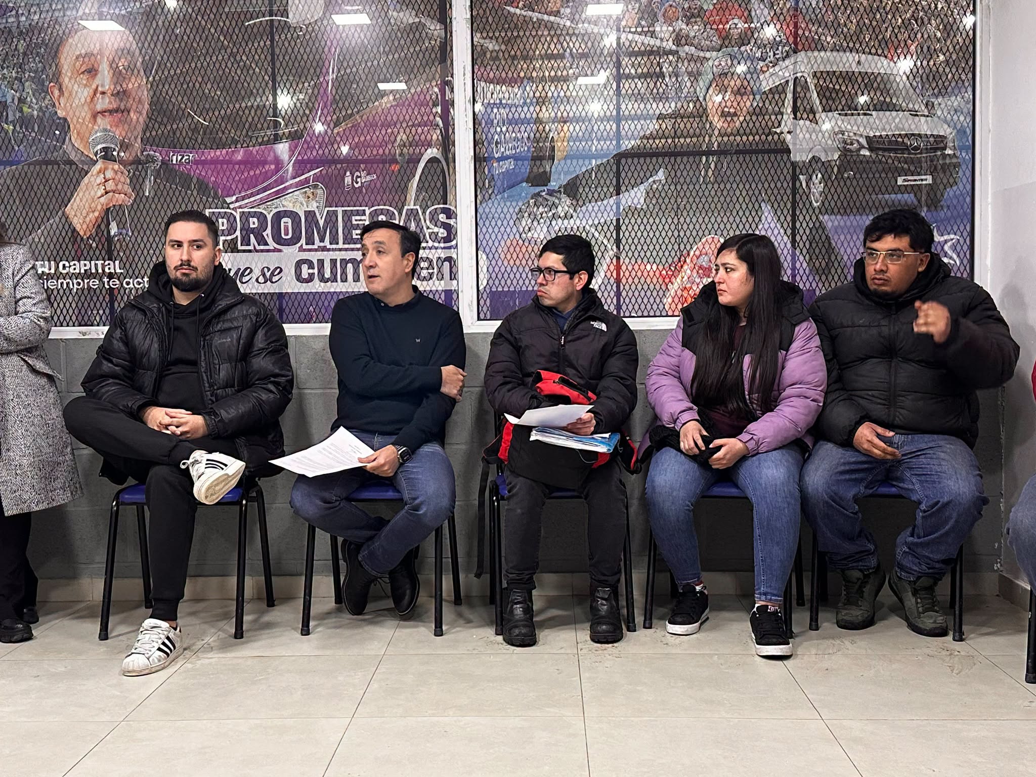 ablo Grasso reunido con vecinos por la falta de servicios en Chimen Aike